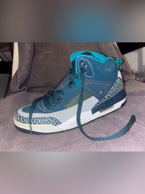 Jordan Spizike’s space blue size 10 men’s size 11 women’s